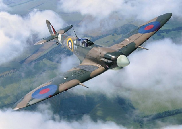 World of Warplanes uçak sürme dersi veriyor World of Warplanes uçak sürme dersi veriyor